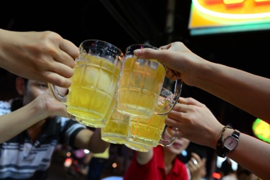 Báo Pháp viết về vấn nạn rượu bia tràn lan ở Việt Nam