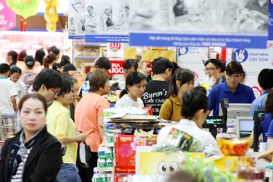 Khách hàng ngất xỉu khi chen chúc trong siêu thị ngày giáp Tết