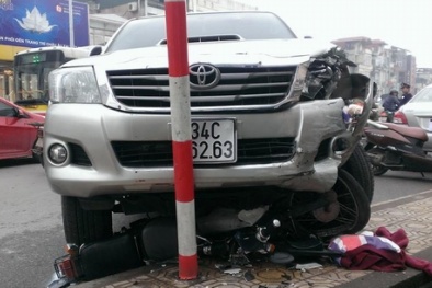 Thoát chết thần kỳ dù xe máy bị nghiền nát sau tai nạn liên hoàn