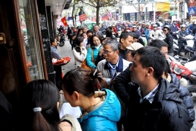 Vội vã xếp hàng mua bánh chưng, giò chả ngày cận Tết Ất Mùi