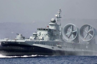 Cận cảnh tàu đổ bộ đệm khí Zubr lớn nhất thế giới 