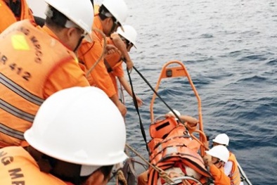 Giải cứu ngư dân bị lưỡi câu móc vào miệng khi rơi xuống biển