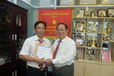 Mải ngắm hoa quên 700 triệu trên taxi