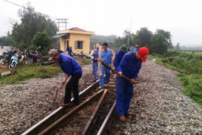 Tàu Bắc - Nam trật bánh, hàng khách vạ vật chờ bắt xe khách về quê ăn Tết 