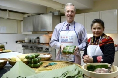 Đại sứ Mỹ học gói bánh chưng bày Tết Ất Mùi