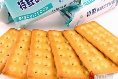 Phát hiện dây chun lẫn trong bánh quy nhập khẩu Đài Loan