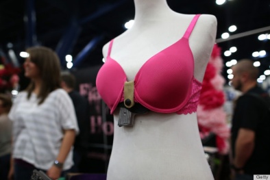 Cựu sĩ quan hải quân trúng đạn vì giấu súng trong áo ngực 