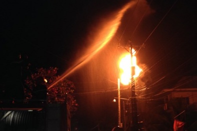 Bình biến áp phát nổ, cháy ngùn ngụt đúng đêm Giao thừa