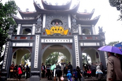 Đền chùa trên cả nước tấp nập người đi lễ đầu xuân