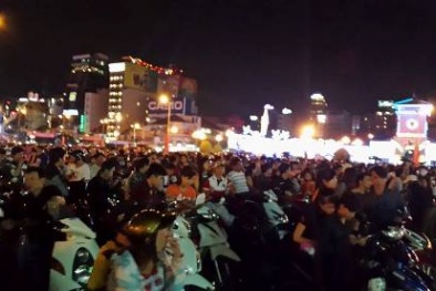 TP.HCM: ‘Biển’ người chen chân xem pháo hoa đêm giao thừa Ất Mùi 