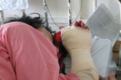 Gần đứt lìa bàn tay vì chặt dừa ngày Tết