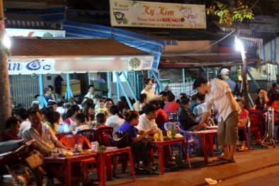 Khách đứng đường vì hàng quán 'cháy chỗ' đầu năm