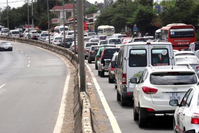 Hàng nghìn phương tiện kẹt cứng trên Quốc lộ 51 và bến phà Vàm Cống