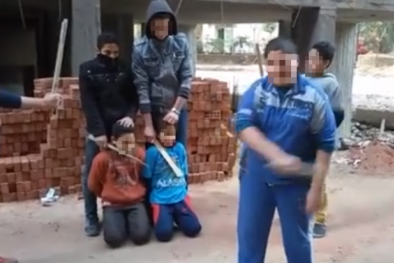Ớn lạnh với video trẻ em Ai Cập dàn dựng cảnh chặt đầu tù nhân