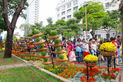 Choáng với lượng khách 'khủng' ghé thăm đường hoa Hàm Nghi ngày cuối