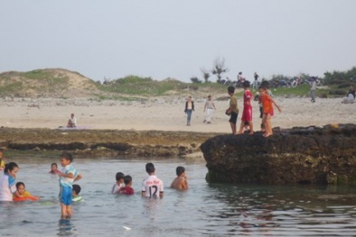 Nước biển Mỹ Khê đục ngầu cuốn trôi 2 học sinh ngày mùng 4 Tết