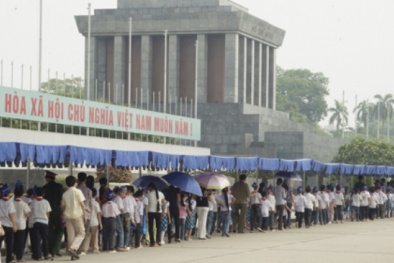 Chỉ trong vòng 1 ngày Tết, gần 10.000 lượt khách ghé thăm Lăng Bác