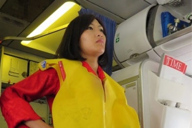 Xé áo phao trên máy bay, 3 mẹ con suýt không kịp về quê chiều 30