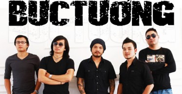 Bức Tường trình diễn ‘Mắt đen’ xông đất Bài hát yêu thích 2015