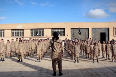 IS tung video 'tẩy não' và đào tạo trẻ em thánh chiến 