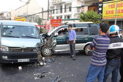 Tài xế say xỉn lao đầu ô tô vào xe khách, 4 người bị thương