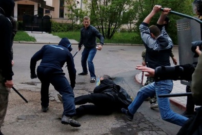 Hà Tĩnh: 20 gã bịt mặt xông vào chém em, đánh anh trọng thương