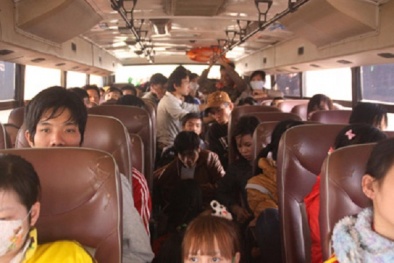 Hoảng hốt xe khách 37 chỗ nhồi 120 người rú ga trốn công an