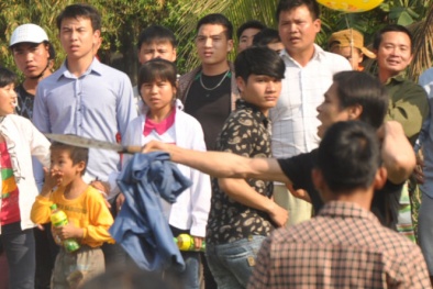 Vung dao bầu dọa chém người dự lễ hội cướp phết cầu may