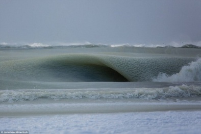 Chiêm ngưỡng con sóng bị đóng băng gần bờ biển Mỹ