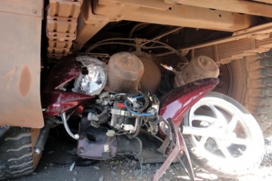 Xe bồn gây tai nạn liên hoàn, kéo lê xe máy gần trăm mét