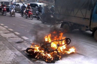Xe máy bất ngờ bốc cháy khi đang lưu thông trên Quốc lộ