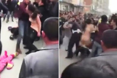 Cởi quần, khỏa thân tấn công cảnh sát trên phố