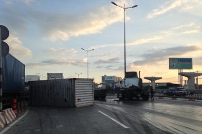 Thùng container bất ngờ rơi khi xe đang chạy trên cầu