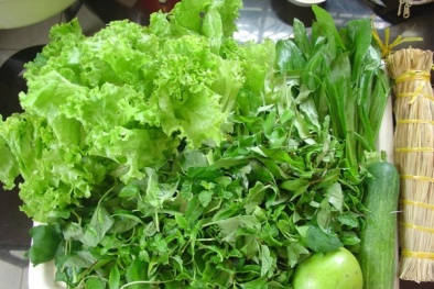 Rau sống gây nguy hiểm cho bệnh viêm đại tràng 