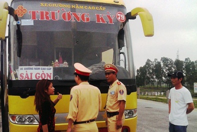 'Nhồi nhét khách', liều lĩnh lao xe vào CSGT rồi bỏ chạy 