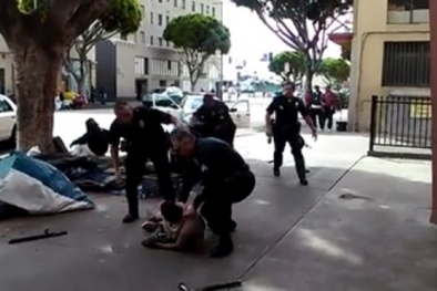 Người vô gia cư tâm thần bị bắn chết sau khi cướp súng cảnh sát