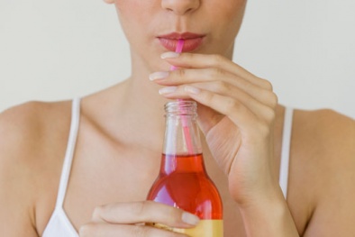 Nguy cơ mắc ung thư vì uống nước giải khát có màu caramel