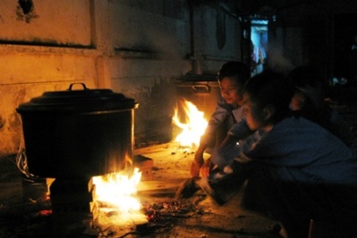 Đầu đạn ngầm dưới đất bỗng dưng phát nổ khiến 1 người trọng thương