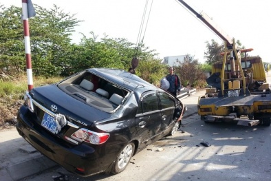 Đứng hình xe ô tô bay vọt qua cầu rồi lao xuống đất