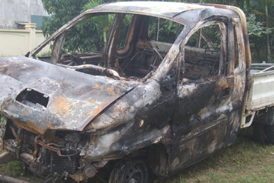 Xe bán tải đâm liên tiếp vào tường nhà dân rồi bốc cháy