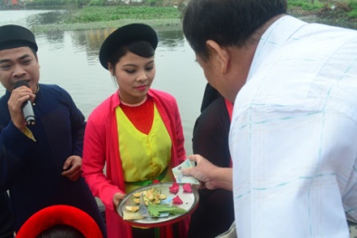 Cấm ngả nón, liền anh liền chị dùng khay đựng tiền