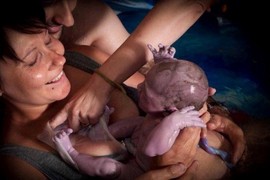 Hai em bé sinh ra còn nguyên trong bọc nước ối hiếm thấy từ trước tới nay