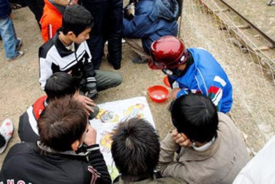 Bắt 6 đối tượng đánh bạc trên vỉa hè