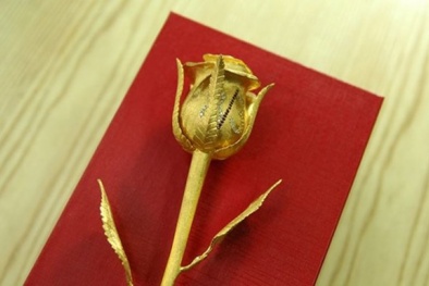 Bông hồng vàng nguyên khối nạm kim cương siêu xa xỉ cho ngày 8/3