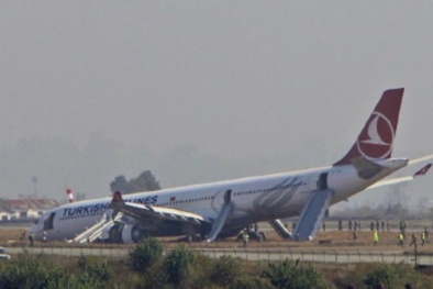 Máy bay trượt xuống bãi cỏ khiến 238 hành khách hoảng loạn