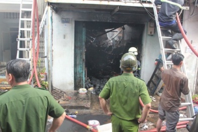 Nhà chứa phế liệu cháy lớn lan sang nhà hàng xóm, khu dân cư náo loạn