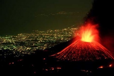 Núi lửa ‘nhuộm’ đỏ đất Chile khiến 3.385 người dân phải sơ tán