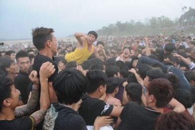 Ẩu đả, đánh nhau và ngất lịm trong lễ cướp phết cầu may