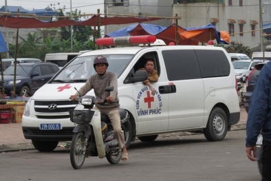 Mặc lệnh cấm, xe biển xanh vẫn tấp nập đi khai ấn đền Trần