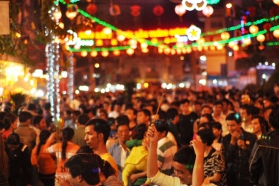 Người dân ùn ùn đi lễ hội chùa Bà, dịch vụ ăn theo chặt chém du khách